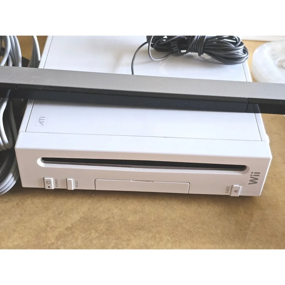 Nintendo Wii Console RVL-001 White Bundle with 2 Games Remote Nunchuk Cables - Picture 9 of 11